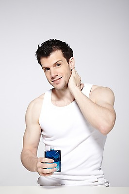 포토 JPG 스튜디오촬영 서양인 외국인 백인 해외기획촬영 라이프스타일 2012년태국 남자 맨라이프 러닝셔츠 회색배경 실내 한명 미소 웃음 들기 사람 상반신 성인 앞모습 30대 민소매 뷰티 화장품 피부관리 바르기 스킨 로션 남자만 남자한명만 성인남자만 성인한명만 성인남자한명만 장년만 장년남자만 장년남자한명만 성인만 그루밍족 국내포토 1 뷰포인트 백그라운드 셔츠 상의 모션 표정 인종 내부 생활 장년 회색 파일형식