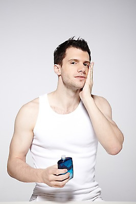 포토 JPG 스튜디오촬영 서양인 외국인 백인 해외기획촬영 라이프스타일 2012년태국 남자 맨라이프 러닝셔츠 회색배경 실내 한명 들기 사람 상반신 성인 앞모습 30대 민소매 뷰티 화장품 피부관리 바르기 스킨 로션 남자만 남자한명만 성인남자만 성인한명만 성인남자한명만 장년만 장년남자만 장년남자한명만 성인만 그루밍족 국내포토 1 뷰포인트 백그라운드 셔츠 상의 모션 인종 내부 생활 장년 회색 파일형식