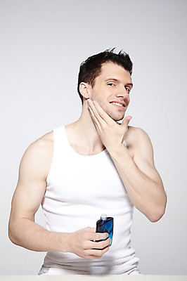 포토 JPG 스튜디오촬영 서양인 외국인 백인 해외기획촬영 라이프스타일 2012년태국 남자 맨라이프 러닝셔츠 회색배경 실내 한명 미소 웃음 들기 사람 상반신 성인 앞모습 30대 민소매 뷰티 화장품 피부관리 바르기 스킨 로션 남자만 남자한명만 성인남자만 성인한명만 성인남자한명만 장년만 장년남자만 장년남자한명만 성인만 그루밍족 국내포토 1 뷰포인트 백그라운드 셔츠 상의 모션 표정 인종 내부 생활 장년 회색 파일형식