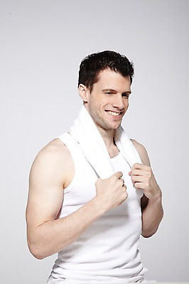 포토 JPG 스튜디오촬영 서양인 외국인 백인 해외기획촬영 라이프스타일 2012년태국 남자 맨라이프 러닝셔츠 회색배경 실내 한명 미소 웃음 사람 상반신 성인 옆모습 30대 수건 민소매 뷰티 세수 남자만 남자한명만 성인남자만 성인한명만 성인남자한명만 장년만 장년남자만 장년남자한명만 성인만 국내포토 1 뷰포인트 백그라운드 셔츠 상의 표정 인종 내부 생활 장년 위생용품 청결 회색 파일형식