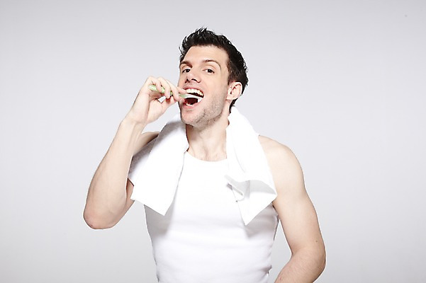 포토 JPG 스튜디오촬영 서양인 외국인 백인 해외기획촬영 라이프스타일 2012년태국 남자 맨라이프 러닝셔츠 회색배경 실내 한명 들기 사람 상반신 성인 앞모습 30대 수건 민소매 뷰티 양치 세수 칫솔 남자만 남자한명만 성인남자만 성인한명만 성인남자한명만 장년만 장년남자만 장년남자한명만 성인만 국내포토 1 뷰포인트 백그라운드 셔츠 상의 모션 인종 내부 생활 장년 위생용품 청결 회색 파일형식