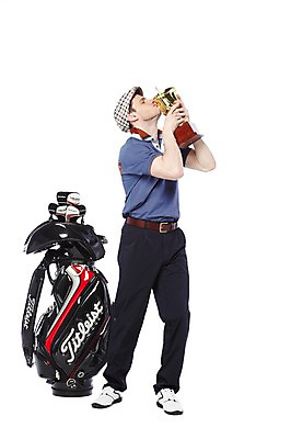 포토 JPG 스튜디오촬영 전신 서양인 외국인 백인 해외기획촬영 모자 라이프스타일 2012년태국 남자 스포츠용품 스포츠 맨라이프 골프 레저 골프용품 키스 골프클럽 실내 한명 서기 들기 누끼 사람 성인 취미 앞모습 30대 레포츠 운동복 운동 골프채 우승 골프가방 트로피 골프웨어 세리머니 남자만 남자한명만 성인남자만 성인한명만 성인남자한명만 장년만 장년남자만 장년남자한명만 성인만 국내포토 1 잡화 옷 뷰포인트 가방 모션 건강 인종 내부 생활 장년 구기 최고 상_우승 오브젝트 애정표현 파일형식