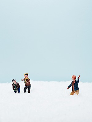 포토 JPG 스튜디오촬영 계절 백그라운드 겨울 놀이 실내 사람없음 장난감 모형 설원 미니어처 피규어 오브젝트 눈싸움 국내포토 눈_날씨 내부 싸움 파일형식