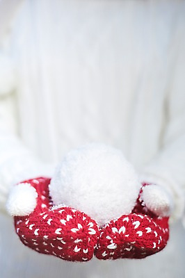 포토 JPG 스튜디오촬영 계절 장갑 백그라운드 겨울 실내 한명 들기 사람 근접촬영 아웃포커스 양손 눈 뜨개질 오브젝트 털장갑 눈뭉치 손모아장갑 국내포토 자연요소 1 손 잡화 뷰포인트 모션 날씨 촬영기법 취미 내부 파일형식