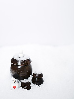 포토 JPG 스튜디오촬영 모자 계절 백그라운드 겨울 눈사람 실내 사람없음 눈 항아리 오브젝트 국내포토 자연요소 잡화 날씨 내부 도자기 파일형식