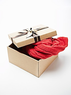 포토 JPG 스튜디오촬영 계절 리본 백그라운드 겨울 포장 실내 선물 사람없음 선물상자 상자 목도리 뜨개질 오브젝트 국내포토 잡화 취미 내부 파일형식