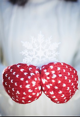 포토 JPG 스튜디오촬영 계절 장갑 백그라운드 겨울 실내 한명 들기 사람 근접촬영 아웃포커스 양손 눈 눈송이 뜨개질 오브젝트 털장갑 결정체 손모아장갑 국내포토 자연요소 1 손 잡화 뷰포인트 모션 날씨 눈_날씨 촬영기법 취미 내부 파일형식