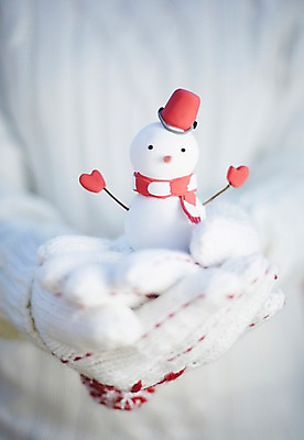 포토 JPG 스튜디오촬영 계절 장갑 백그라운드 겨울 눈사람 실내 한명 들기 사람 목도리 양손 양동이 오브젝트 털장갑 국내포토 1 손 잡화 모션 내부 파일형식