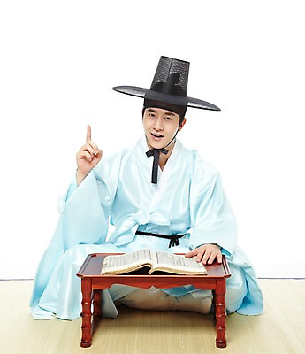 포토 JPG 스튜디오촬영 전신 모자 한국문화 한국전통 전통 남자 전통문화 한국 실내 한명 미소 웃음 누끼 사람 앉기 동양인 손짓 20대 성인 앞모습 책 독서 한국인 전통의상 한복 돗자리 신분 양반 두루마기 서책 소반 과거시험 선비 남자만 남자한명만 성인남자만 청년만 청년남자만 청년남자한명만 성인한명만 성인남자한명만 성인만 국내포토 갓모자 모자_잡화 1 동양문화 잡화 아시아 문화 뷰포인트 모션 탁자 전통소품 표정 인종 청년 내부 시험 파일형식