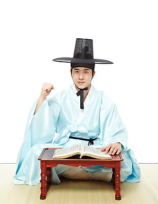 포토 JPG 스튜디오촬영 전신 모자 한국문화 한국전통 전통 남자 전통문화 한국 실내 한명 누끼 사람 앉기 동양인 손짓 20대 성인 앞모습 책 독서 주먹 한국인 전통의상 한복 돗자리 신분 양반 두루마기 서책 소반 과거시험 선비 남자만 남자한명만 성인남자만 청년만 청년남자만 청년남자한명만 성인한명만 성인남자한명만 성인만 국내포토 갓모자 모자_잡화 1 동양문화 잡화 아시아 문화 뷰포인트 모션 탁자 전통소품 인종 청년 내부 시험 파일형식