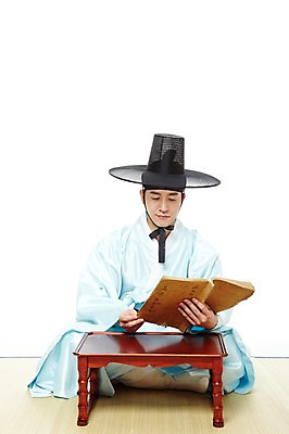 포토 JPG 스튜디오촬영 전신 모자 한국문화 한국전통 전통 응시 남자 전통문화 한국 실내 한명 누끼 사람 앉기 동양인 20대 성인 앞모습 책 독서 한국인 전통의상 한복 돗자리 신분 양반 두루마기 서책 소반 과거시험 선비 남자만 남자한명만 성인남자만 청년만 청년남자만 청년남자한명만 성인한명만 성인남자한명만 성인만 국내포토 갓모자 모자_잡화 1 동양문화 시선 잡화 아시아 문화 뷰포인트 모션 탁자 전통소품 인종 청년 내부 시험 파일형식