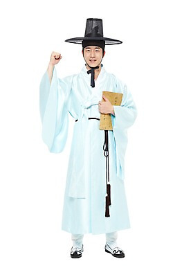 포토 JPG 스튜디오촬영 전신 모자 한국문화 한국전통 전통 남자 전통문화 한국 실내 한명 서기 미소 웃음 들기 누끼 사람 동양인 손짓 20대 성인 앞모습 책 독서 주먹 한국인 전통의상 한복 고무신 신분 양반 두루마기 서책 과거시험 선비 남자만 남자한명만 성인남자만 청년만 청년남자만 청년남자한명만 성인한명만 성인남자한명만 성인만 국내포토 갓모자 모자_잡화 1 동양문화 잡화 아시아 문화 뷰포인트 신발 모션 전통소품 표정 인종 청년 내부 시험 파일형식