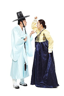 포토 JPG 스튜디오촬영 전신 한국문화 한국전통 전통 부부 커플 여자 남자 전통문화 남편 한국 실내 서기 누끼 사람 동양인 손짓 20대 성인 두명 옆모습 마주보기 한국인 가리킴 아내 전통의상 한복 싸움 신분 양반 부부싸움 두루마기 삿대질 선비 청년만 성인만 국내포토 갓모자 모자_잡화 동양문화 아시아 문화 뷰포인트 관계 모션 전통소품 인종 청년 내부 파일형식