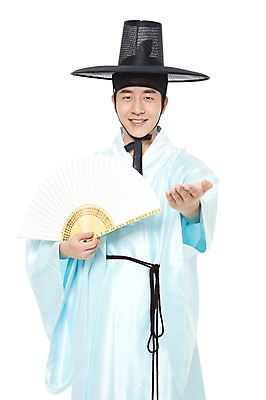 포토 JPG 스튜디오촬영 모자 한국문화 한국전통 전통 남자 전통문화 포즈 안내 한국 실내 한명 서기 미소 웃음 들기 누끼 사람 동양인 손짓 상반신 20대 성인 앞모습 한국인 부채 전통의상 한복 신분 양반 두루마기 전통부채 선비 남자만 남자한명만 성인남자만 청년만 청년남자만 청년남자한명만 성인한명만 성인남자한명만 성인만 국내포토 갓모자 모자_잡화 1 동양문화 잡화 아시아 문화 뷰포인트 모션 전통소품 표정 인종 청년 내부 파일형식