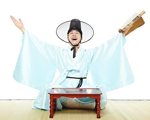 포토 JPG 스튜디오촬영 전신 모자 한국문화 한국전통 전통 남자 전통문화 팔벌리기 한국 실내 한명 미소 웃음 들기 누끼 사람 앉기 동양인 20대 성인 앞모습 책 독서 손들기 기쁨 한국인 전통의상 한복 상 돗자리 신분 양반 두루마기 서책 소반 과거시험 선비 남자만 남자한명만 성인남자만 청년만 청년남자만 청년남자한명만 성인한명만 성인남자한명만 성인만 국내포토 갓모자 모자_잡화 1 동양문화 잡화 감정 아시아 문화 뷰포인트 모션 탁자 전통소품 표정 인종 청년 내부 시험 상패 파일형식