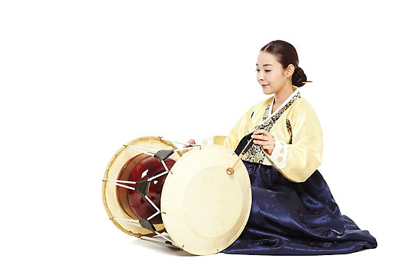 포토 JPG 스튜디오촬영 전신 한국문화 한국전통 전통 여자 전통문화 악기 음악 연주 한국 실내 국악기 국악 한명 들기 누끼 사람 앉기 동양인 20대 성인 옆모습 한국인 전통의상 한복 신분 장구 양반 장구채 여자만 여자한명만 성인여자만 청년만 청년여자만 성인한명만 청년여자한명만 성인여자한명만 성인만 국내포토 1 동양문화 아시아 문화 뷰포인트 모션 문화예술 타악기 인종 청년 내부 파일형식