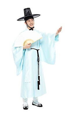 포토 JPG 스튜디오촬영 전신 모자 한국문화 한국전통 전통 응시 남자 전통문화 포즈 한국 실내 한명 서기 미소 웃음 들기 누끼 사람 동양인 20대 성인 앞모습 한국인 부채 전통의상 한복 고무신 신분 양반 두루마기 전통부채 선비 남자만 남자한명만 성인남자만 청년만 청년남자만 청년남자한명만 성인한명만 성인남자한명만 성인만 국내포토 갓모자 모자_잡화 1 동양문화 시선 잡화 아시아 문화 뷰포인트 신발 모션 전통소품 표정 인종 청년 내부 파일형식