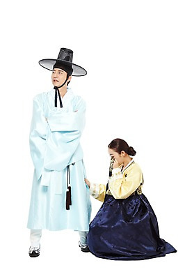 포토 JPG 스튜디오촬영 전신 한국문화 한국전통 전통 부부 커플 여자 남자 전통문화 남편 한국 실내 서기 누끼 사람 앉기 동양인 20대 성인 두명 옆모습 팔짱 한국인 잡기 아내 울음 전통의상 한복 싸움 신분 양반 부부싸움 두루마기 선비 청년만 성인만 국내포토 갓모자 모자_잡화 동양문화 아시아 문화 뷰포인트 관계 모션 전통소품 표정 인종 청년 내부 파일형식