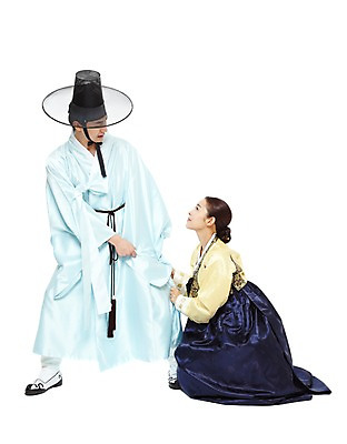 포토 JPG 스튜디오촬영 전신 한국문화 한국전통 전통 부부 커플 여자 남자 전통문화 남편 한국 실내 서기 누끼 사람 앉기 동양인 20대 성인 두명 옆모습 마주보기 한국인 잡기 아내 전통의상 한복 싸움 신분 갓 양반 부부싸움 두루마기 선비 청년만 성인만 국내포토 갓모자 모자 동양문화 아시아 문화 뷰포인트 관계 모션 전통소품 인종 청년 내부 파일형식 잡화 나라 오브젝트