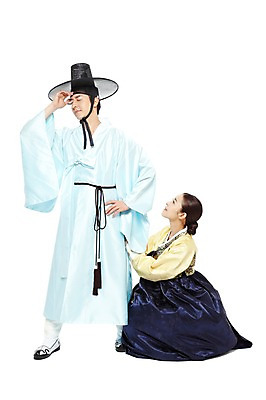 포토 JPG 스튜디오촬영 전신 한국문화 한국전통 전통 부부 커플 여자 남자 전통문화 남편 한국 실내 서기 누끼 사람 앉기 동양인 20대 성인 두명 옆모습 한국인 잡기 아내 전통의상 한복 싸움 신분 양반 부부싸움 두루마기 선비 청년만 성인만 국내포토 갓모자 모자_잡화 동양문화 아시아 문화 뷰포인트 관계 모션 전통소품 인종 청년 내부 파일형식