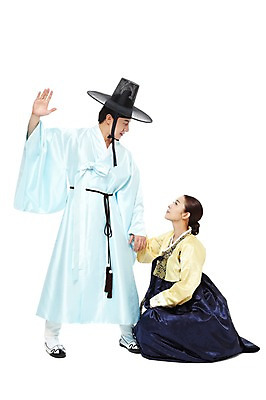 포토 JPG 스튜디오촬영 전신 한국문화 한국전통 전통 부부 커플 여자 남자 전통문화 남편 한국 실내 서기 누끼 사람 앉기 동양인 20대 성인 두명 옆모습 마주보기 한국인 아내 펀치 전통의상 한복 싸움 신분 양반 부부싸움 두루마기 선비 청년만 성인만 국내포토 갓모자 모자_잡화 동양문화 아시아 문화 뷰포인트 관계 모션 전통소품 인종 청년 내부 파일형식