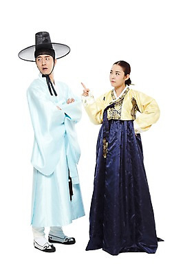 포토 JPG 스튜디오촬영 전신 한국문화 한국전통 전통 부부 커플 여자 남자 전통문화 남편 한국 실내 서기 누끼 사람 동양인 손짓 20대 성인 두명 옆모습 마주보기 팔짱 한국인 가리킴 아내 전통의상 한복 싸움 신분 양반 부부싸움 두루마기 노려봄 삿대질 선비 청년만 성인만 국내포토 갓모자 모자_잡화 동양문화 아시아 문화 뷰포인트 관계 모션 전통소품 표정 인종 청년 내부 파일형식