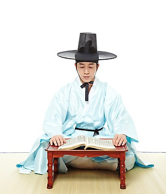 포토 JPG 스튜디오촬영 전신 모자 한국문화 한국전통 전통 응시 남자 전통문화 한국 실내 한명 누끼 사람 앉기 동양인 20대 성인 앞모습 책 독서 한국인 전통의상 한복 돗자리 신분 양반 두루마기 서책 소반 과거시험 선비 남자만 남자한명만 성인남자만 청년만 청년남자만 청년남자한명만 성인한명만 성인남자한명만 성인만 국내포토 갓모자 모자_잡화 1 동양문화 시선 잡화 아시아 문화 뷰포인트 모션 탁자 전통소품 인종 청년 내부 시험 파일형식