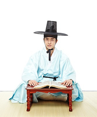 포토 JPG 스튜디오촬영 전신 모자 한국문화 한국전통 전통 남자 전통문화 한국 실내 한명 누끼 사람 앉기 동양인 20대 성인 앞모습 책 독서 한국인 전통의상 한복 돗자리 신분 양반 두루마기 서책 소반 과거시험 선비 남자만 남자한명만 성인남자만 청년만 청년남자만 청년남자한명만 성인한명만 성인남자한명만 성인만 국내포토 갓모자 모자_잡화 1 동양문화 잡화 아시아 문화 뷰포인트 모션 탁자 전통소품 인종 청년 내부 시험 파일형식