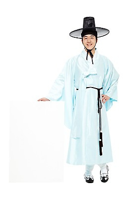 포토 JPG 스튜디오촬영 전신 모자 한국문화 한국전통 전통 배너 남자 전통문화 허리손 한국 광고판 실내 한명 서기 미소 웃음 누끼 사람 동양인 20대 성인 앞모습 한국인 전통의상 한복 알림 고무신 신분 양반 두루마기 선비 남자만 남자한명만 성인남자만 청년만 청년남자만 청년남자한명만 성인한명만 성인남자한명만 성인만 국내포토 갓모자 모자_잡화 1 동양문화 잡화 아시아 문화 뷰포인트 포즈 신발 모션 전통소품 알림판 표정 인종 청년 내부 판 파일형식