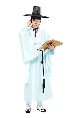 포토 JPG 스튜디오촬영 전신 모자 한국문화 한국전통 전통 남자 전통문화 한국 실내 한명 서기 들기 누끼 사람 동양인 손짓 20대 성인 앞모습 책 독서 한국인 전통의상 한복 호기심 고무신 신분 양반 두루마기 서책 과거시험 선비 남자만 남자한명만 성인남자만 청년만 청년남자만 청년남자한명만 성인한명만 성인남자한명만 성인만 국내포토 갓모자 모자_잡화 1 동양문화 잡화 감정 아시아 문화 뷰포인트 신발 컨셉 모션 전통소품 인종 청년 내부 시험 파일형식