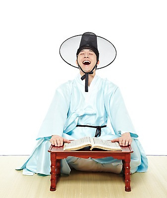 포토 JPG 스튜디오촬영 전신 모자 한국문화 한국전통 전통 남자 전통문화 한국 실내 한명 미소 웃음 누끼 사람 앉기 동양인 20대 성인 앞모습 책 독서 한국인 전통의상 한복 돗자리 신분 양반 두루마기 서책 소반 과거시험 선비 남자만 남자한명만 성인남자만 청년만 청년남자만 청년남자한명만 성인한명만 성인남자한명만 성인만 국내포토 갓모자 모자_잡화 1 동양문화 잡화 아시아 문화 뷰포인트 모션 탁자 전통소품 표정 인종 청년 내부 시험 파일형식