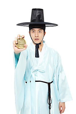 포토 JPG 스튜디오촬영 모자 한국문화 한국전통 전통 남자 전통문화 한국 실내 한명 서기 들기 누끼 사람 동양인 20대 성인 앞모습 한국인 전통의상 한복 신분 양반 두루마기 마패 선비 암행어사 장원급제 남자만 남자한명만 성인남자만 청년만 청년남자만 청년남자한명만 성인한명만 성인남자한명만 성인만 국내포토 갓모자 모자_잡화 1 동양문화 잡화 아시아 문화 뷰포인트 모션 전통소품 인종 청년 내부 파일형식