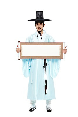 포토 JPG 스튜디오촬영 전신 모자 한국문화 한국전통 전통 남자 전통문화 한국 실내 한명 서기 미소 웃음 들기 누끼 사람 동양인 20대 성인 앞모습 한국인 전통의상 한복 두루마리 고무신 신분 족자 양반 두루마기 선비 남자만 남자한명만 성인남자만 청년만 청년남자만 청년남자한명만 성인한명만 성인남자한명만 성인만 국내포토 갓모자 모자_잡화 1 동양문화 잡화 아시아 문화 뷰포인트 신발 모션 전통소품 표정 인종 청년 내부 파일형식