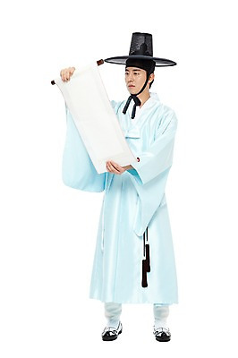 포토 JPG 스튜디오촬영 전신 모자 한국문화 한국전통 전통 응시 남자 전통문화 한국 실내 한명 서기 들기 누끼 사람 동양인 20대 성인 앞모습 한국인 전통의상 한복 두루마리 고무신 신분 족자 양반 두루마기 선비 남자만 남자한명만 성인남자만 청년만 청년남자만 청년남자한명만 성인한명만 성인남자한명만 성인만 국내포토 갓모자 모자_잡화 1 동양문화 시선 잡화 아시아 문화 뷰포인트 신발 모션 전통소품 인종 청년 내부 파일형식