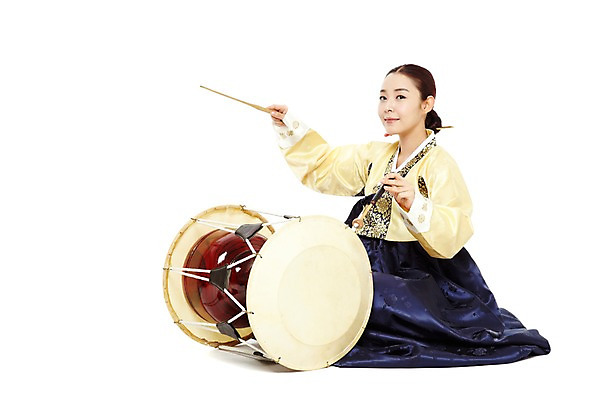 포토 JPG 스튜디오촬영 전신 한국문화 한국전통 전통 여자 전통문화 악기 음악 연주 한국 실내 국악기 국악 한명 들기 누끼 사람 앉기 동양인 20대 성인 옆모습 한국인 전통의상 한복 신분 장구 양반 장구채 여자만 여자한명만 성인여자만 청년만 청년여자만 성인한명만 청년여자한명만 성인여자한명만 성인만 국내포토 1 동양문화 아시아 문화 뷰포인트 모션 문화예술 타악기 인종 청년 내부 파일형식