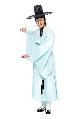 포토 JPG 스튜디오촬영 전신 모자 한국문화 한국전통 전통 남자 전통문화 모션 안내 한국 실내 한명 서기 미소 웃음 누끼 사람 동양인 손짓 20대 성인 앞모습 한국인 전통의상 한복 고무신 신분 양반 두루마기 선비 남자만 남자한명만 성인남자만 청년만 청년남자만 청년남자한명만 성인한명만 성인남자한명만 성인만 국내포토 갓모자 모자_잡화 1 동양문화 잡화 아시아 문화 뷰포인트 신발 전통소품 표정 인종 청년 내부 파일형식