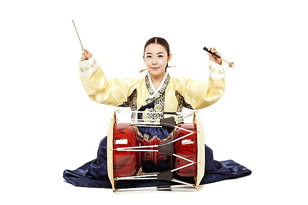 포토 JPG 스튜디오촬영 전신 한국문화 한국전통 전통 여자 전통문화 악기 음악 연주 한국 실내 국악기 국악 한명 들기 누끼 사람 앉기 동양인 20대 성인 앞모습 한국인 전통의상 한복 신분 장구 양반 장구채 여자만 여자한명만 성인여자만 청년만 청년여자만 성인한명만 청년여자한명만 성인여자한명만 성인만 국내포토 1 동양문화 아시아 문화 뷰포인트 모션 문화예술 타악기 인종 청년 내부 파일형식