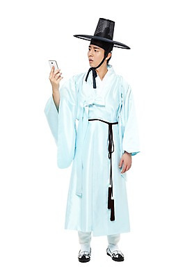 포토 JPG 스튜디오촬영 전신 모자 한국문화 한국전통 전통 응시 남자 전통문화 한국 실내 한명 서기 들기 누끼 사람 동양인 20대 성인 앞모습 스마트폰 놀람 한국인 전통의상 한복 고무신 신분 양반 두루마기 선비 남자만 남자한명만 성인남자만 청년만 청년남자만 청년남자한명만 성인한명만 성인남자한명만 성인만 국내포토 갓모자 모자_잡화 1 동양문화 시선 잡화 감정 아시아 문화 뷰포인트 신발 모션 전통소품 표정 인종 청년 내부 핸드폰 스마트기기 파일형식