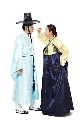 포토 JPG 스튜디오촬영 전신 한국문화 한국전통 전통 부부 커플 여자 남자 전통문화 남편 한국 실내 서기 누끼 사람 동양인 손짓 20대 성인 두명 옆모습 마주보기 한국인 가리킴 아내 전통의상 한복 싸움 신분 양반 부부싸움 두루마기 삿대질 선비 청년만 성인만 국내포토 갓모자 모자_잡화 동양문화 아시아 문화 뷰포인트 관계 모션 전통소품 인종 청년 내부 파일형식