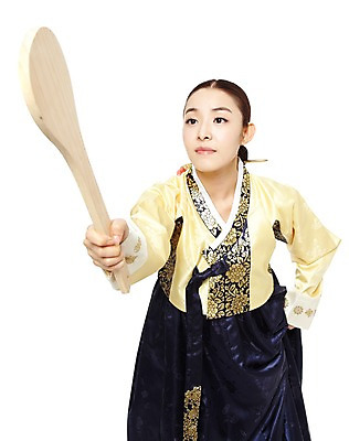 포토 JPG 스튜디오촬영 한국문화 한국전통 전통 여자 전통문화 한국 실내 전래동화 한명 서기 들기 누끼 사람 동양인 20대 성인 앞모습 한국인 전통의상 한복 신분 주걱 양반 흥부와놀부 놀부마누라 밥주걱 여자만 여자한명만 성인여자만 청년만 청년여자만 성인한명만 청년여자한명만 성인여자한명만 성인만 국내포토 1 동양문화 아시아 문화 뷰포인트 모션 주방용품 동화 인종 청년 내부 파일형식