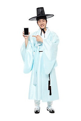 포토 JPG 스튜디오촬영 전신 모자 한국문화 한국전통 전통 남자 전통문화 한국 실내 한명 서기 미소 웃음 들기 누끼 사람 동양인 20대 성인 앞모습 스마트폰 한국인 가리킴 전통의상 한복 고무신 신분 양반 두루마기 선비 남자만 남자한명만 성인남자만 청년만 청년남자만 청년남자한명만 성인한명만 성인남자한명만 성인만 국내포토 갓모자 모자_잡화 1 동양문화 잡화 아시아 문화 뷰포인트 신발 모션 전통소품 표정 인종 손짓 청년 내부 핸드폰 스마트기기 파일형식