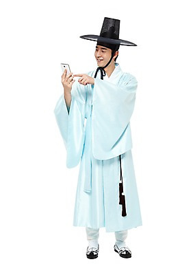 포토 JPG 스튜디오촬영 전신 모자 한국문화 한국전통 전통 응시 남자 전통문화 한국 실내 한명 서기 미소 웃음 들기 누끼 사람 동양인 20대 성인 앞모습 스마트폰 한국인 전통의상 한복 고무신 신분 양반 두루마기 선비 남자만 남자한명만 성인남자만 청년만 청년남자만 청년남자한명만 성인한명만 성인남자한명만 성인만 국내포토 갓모자 모자_잡화 1 동양문화 시선 잡화 아시아 문화 뷰포인트 신발 모션 전통소품 표정 인종 청년 내부 핸드폰 스마트기기 파일형식