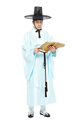 포토 JPG 스튜디오촬영 전신 모자 한국문화 한국전통 전통 응시 남자 전통문화 한국 실내 한명 서기 들기 누끼 사람 동양인 20대 성인 앞모습 책 독서 한국인 전통의상 한복 고무신 신분 양반 두루마기 서책 과거시험 선비 남자만 남자한명만 성인남자만 청년만 청년남자만 청년남자한명만 성인한명만 성인남자한명만 성인만 국내포토 갓모자 모자_잡화 1 동양문화 시선 잡화 아시아 문화 뷰포인트 신발 모션 전통소품 인종 청년 내부 시험 파일형식