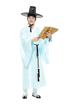 포토 JPG 스튜디오촬영 전신 모자 한국문화 한국전통 전통 남자 전통문화 한국 실내 한명 서기 미소 웃음 들기 누끼 사람 동양인 20대 성인 앞모습 책 독서 한국인 전통의상 한복 고무신 신분 양반 두루마기 서책 과거시험 선비 남자만 남자한명만 성인남자만 청년만 청년남자만 청년남자한명만 성인한명만 성인남자한명만 성인만 국내포토 갓모자 모자_잡화 1 동양문화 잡화 아시아 문화 뷰포인트 신발 모션 전통소품 표정 인종 청년 내부 시험 파일형식