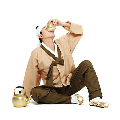 포토 JPG 스튜디오촬영 전신 한국문화 한국전통 전통 남자 전통문화 술잔 주전자 잔 한국 실내 한명 들기 누끼 사람 앉기 동양인 20대 성인 앞모습 한국인 마시기 전통의상 한복 먹기 음주 신분 짚신 평민 마당쇠 전통주 남자만 남자한명만 성인남자만 청년만 청년남자만 청년남자한명만 성인한명만 성인남자한명만 성인만 국내포토 1 동양문화 식기 아시아 문화 뷰포인트 신발 모션 주방용품 주류 전통소품 인종 청년 내부 파일형식