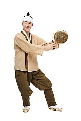 포토 JPG 스튜디오촬영 전신 한국문화 한국전통 전통 남자 전통문화 악기 포즈 연주 타악기 한국 실내 한명 서기 미소 웃음 들기 누끼 사람 동양인 20대 성인 앞모습 전통놀이 한국인 전통의상 한복 풍물놀이 사물놀이 신분 짚신 꽹과리 평민 마당쇠 남자만 남자한명만 성인남자만 청년만 청년남자만 청년남자한명만 성인한명만 성인남자한명만 성인만 국내포토 1 동양문화 아시아 문화 음악 뷰포인트 신발 모션 놀이 전통소품 표정 국악기 국악 인종 청년 내부 전통공연 파일형식