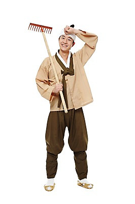 포토 JPG 스튜디오촬영 전신 한국문화 한국전통 전통 남자 전통문화 한국 실내 피곤 한명 서기 미소 웃음 들기 누끼 사람 동양인 20대 성인 앞모습 농사 한국인 도박 농부 전통의상 한복 농기구 신분 짚신 평민 마당쇠 고무래 남자만 남자한명만 성인남자만 청년만 청년남자만 청년남자한명만 성인한명만 성인남자한명만 성인만 국내포토 직업 1 동양문화 아시아 문화 뷰포인트 신발 컨셉 농업 모션 전통소품 표정 인종 청년 내부 파일형식