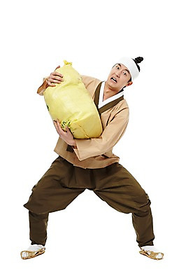 포토 JPG 스튜디오촬영 전신 한국문화 한국전통 전통 남자 전통문화 한국 실내 피곤 한명 서기 들기 누끼 사람 동양인 20대 성인 앞모습 농사 한국인 짐 운반 농부 전통의상 한복 신분 짚신 무거움 평민 마당쇠 쌀가마 쌀자루 남자만 남자한명만 성인남자만 청년만 청년남자만 청년남자한명만 성인한명만 성인남자한명만 성인만 국내포토 직업 1 동양문화 아시아 문화 뷰포인트 신발 컨셉 농업 모션 전통소품 인종 청년 내부 무게 자루 파일형식