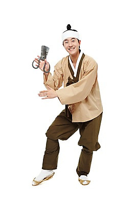 포토 JPG 스튜디오촬영 전신 한국문화 한국전통 전통 남자 전통문화 포즈 모션 한국 가위 실내 한명 서기 미소 웃음 들기 누끼 사람 동양인 20대 성인 앞모습 한국인 춤 전통의상 한복 즐거움 신분 짚신 평민 마당쇠 엿가위 엿장수 남자만 남자한명만 성인남자만 청년만 청년남자만 청년남자한명만 성인한명만 성인남자한명만 성인만 국내포토 1 동양문화 감정 아시아 문화 뷰포인트 신발 문화예술 문구용품 전통소품 가위_도구 표정 인종 청년 내부 파일형식 장수_직업