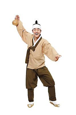 포토 JPG 스튜디오촬영 전신 한국문화 한국전통 전통 남자 전통문화 포즈 모션 술병 한국 실내 한명 서기 미소 웃음 들기 누끼 사람 동양인 20대 성인 앞모습 한국인 춤 전통의상 한복 음주 즐거움 신분 짚신 평민 마당쇠 전통주 남자만 남자한명만 성인남자만 청년만 청년남자만 청년남자한명만 성인한명만 성인남자한명만 성인만 국내포토 1 동양문화 감정 아시아 문화 뷰포인트 신발 병_용기 문화예술 주류 전통소품 표정 인종 청년 내부 파일형식